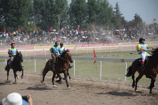 大理三月街民族節(jié)賽馬會(huì)場(chǎng)面盛大