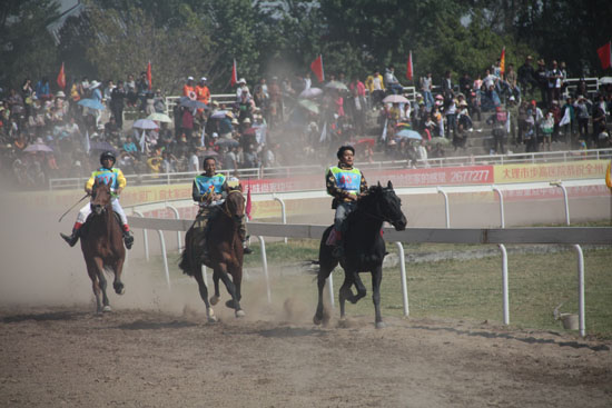 大理三月街民族節(jié)賽馬會(huì)場(chǎng)面盛大