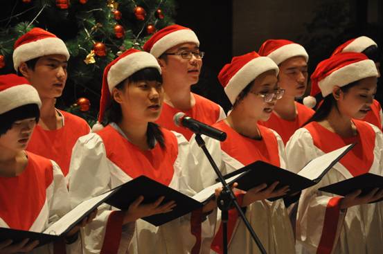 杭州海外?；使诩偃站频昱e行圣誕點(diǎn)燈儀式吸引市民們前往