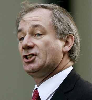 Britain's Defence Secretary Geoff Hoon arrives for a Cabinet meeting in Downing Street in London, October 21, 2004. [Reuters]