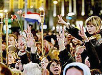 Thousands remember slain van Gogh