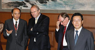 Director-general of the Japanese Foreign Ministry抯 Asian and Oceanian Affairs Bureau Kenichiro Sasae (left) chats with US Assistant Secretary of State Christopher Hill (second left), while Russian Deputy Foreign Minister Alexander Alexeyev (second right) and Chinese Vice-Foreign Minister Wu Dawei (right) look on while attending a welcoming banquet for the Six-Party Talks delegations, held by Chinese Foreign Minister Li Zhaoxing at the Diaoyutai State Guesthouse in Beijing yesterday. The fourth round of Six-Party Talks on the DPRK抯 nuclear program will take place in Beijing today.牋