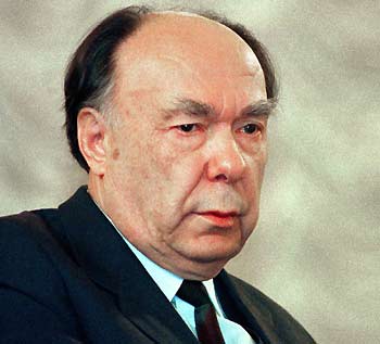 Former Soviet communist party politburo member Alexander Yakovlev is seen in Moscow in this April 15, 1994 file photo. The veteran U.N. procurement official pleaded guilty on August 8, 2005 to conspiracy, wire fraud and money laundering charges after investigators found evidence he took nearly $1 million in illegal payments from the winners of U.N. contracts worth $79 million. [Reuters]