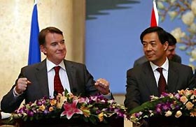 EU Trade Commissioner Peter Mandelson (L) and China's Commerce Minister Bo Xilai pause during their joint press conference, after signing a China-EU textile agreement in Beijing September 5, 2005.