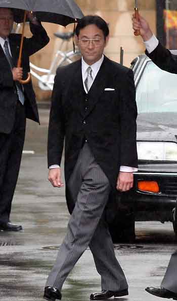 Yoshiki Kuroda, the Tokyo metropolitan government official who will marry Princess Sayako, the daughter of Japan's Emperor Akihito, leaves home for the Imperial Palace in Tokyo October 5, 2005. 