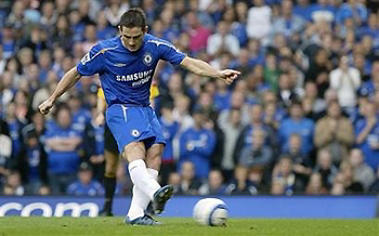 Chelsea's Frank Lampard scores their second goal during the English Premiership League soccer match against Blackburn Rovers at Stamford Bridge, London, Saturday Oct. 29, 2005. Chelsea won the match 4-2. [AP]