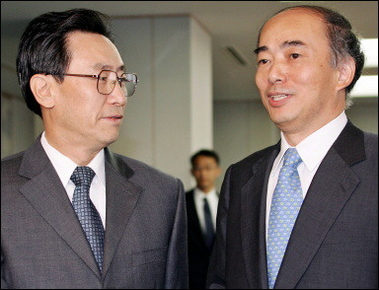 Chinese Vice Foreign Minister Wu Dawei (L) chats with Kenichiro Sasae, Director General of Japan's Foreign Ministry, before earlier talks between the two on North Korea's nuclear program.