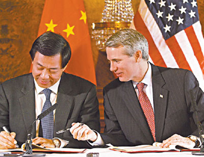 The United States and China have signed a deal to resolve a trade dispute over imports of Chinese clothing and textile products into the United States, the two sides said Tuesday.