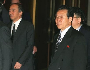 Japanese lead negotiator Kenichiro Sasae, left, and North Korean envoy, Kim Gye Gwan, right, walk into a meeting room at the opening session of the fifth round of six party talks in Beijing's Diaoyutai State Guesthouse Wednesday Nov. 9, 2005.