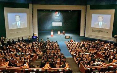 China's President Hu Jintao delivers a speech on 'The Implications of China's Economic Growth on the Economies of the Asia-Pacific Region' during the Asia-Pacific Economic Cooperation (APEC) CEO Summit in Pusan November 17, 2005. Leaders of 21 economies will gather in the South Korean city of Pusan this week for APEC.