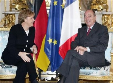 France's President Jacques Chirac (R) poses with German Chancellor Angela Merkel before talks at the Elysee Palace in Paris November 23, 2005.