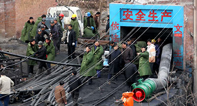 Rescue workers are busy dealing with a water pump at a flooded coal mine in XinåK½an County, Henan Province on Saturday. XIAO LIN