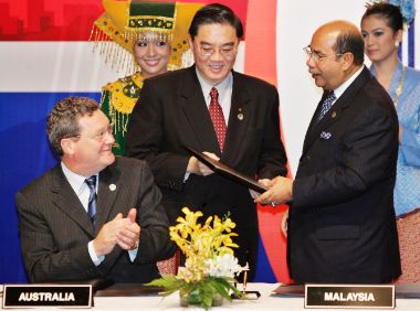 Australia's Minister of Foreign Affairs Alexander Downer (L) applauds as his Malaysian counterpart Syed Hamid Albar (R) hands over to ASEAN Secretary-General Ong Keng Yong the treaty document Australia signed on amity and cooperation ahead of the 11th ASEAN Summit, Kuala Lumpur December 10, 2005.