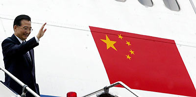 Premier Wen Jiabao waves as he arrives ahead of the 11th ASEAN Summit in Kuala Lumpur December 11, 2005.