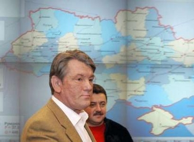 Ukraine's President Viktor Yushchenko (L) and Oleksiy Ivchenko, head of state-run gas provider Naftogaz Ukrainy, stand in the control centre of Ukraine's pipeline operator in Kiev December 31, 2005.