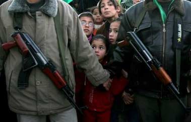 Hamas, Fatah gunmen battle over vote result