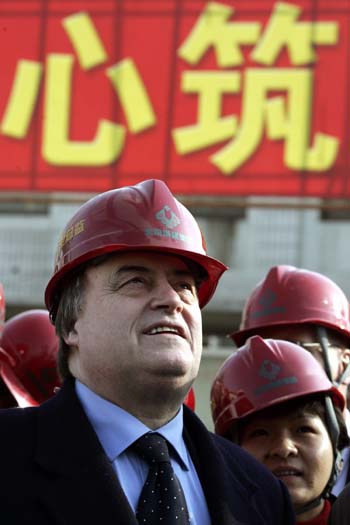 Britain deputy PM visits 'Bird's Nest' in Beijing