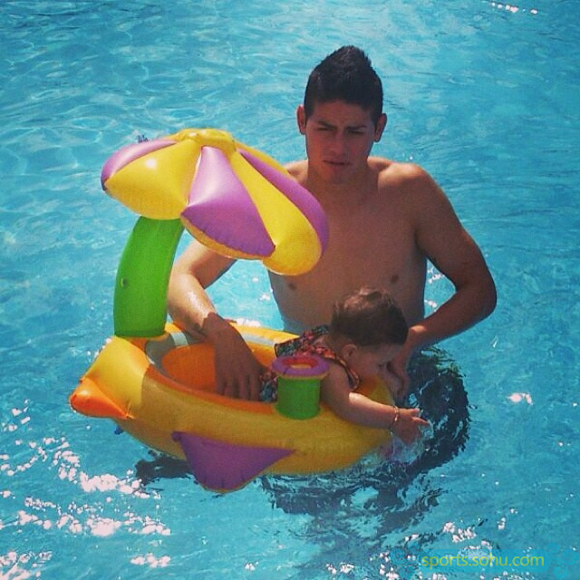 J羅私房照 90后妖星超級(jí)奶爸