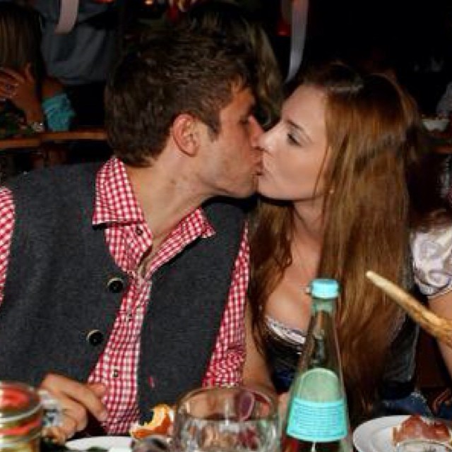 穆勒俏妻曬幸福照為老公戰(zhàn)決賽打氣