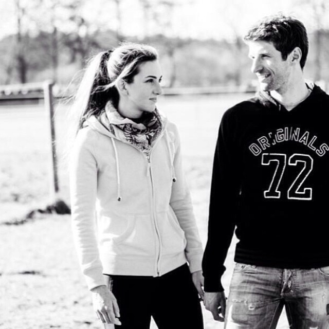 穆勒俏妻曬幸福照為老公戰(zhàn)決賽打氣