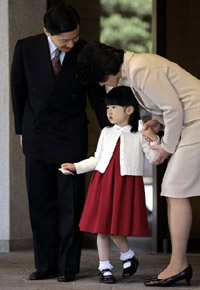 日本愛子公主長(zhǎng)大了！家門口公開亮相