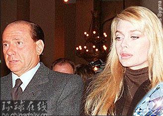 意“第一家庭”PK：奇異伴侶對模范夫妻