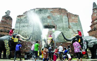 泰國(guó)新年潑水節(jié)大狂歡 涼意沖去舊日不順