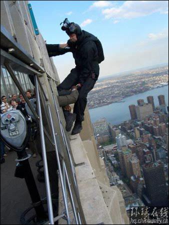 美主持人帝國(guó)大廈跳傘 游客以為是自殺