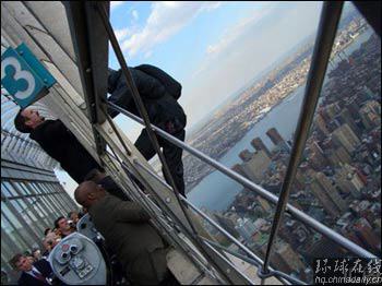 美主持人帝國(guó)大廈跳傘 游客以為是自殺