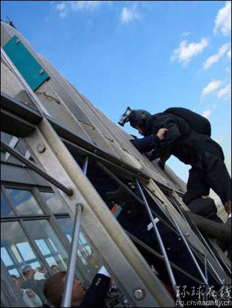 美主持人帝國(guó)大廈跳傘 游客以為是自殺