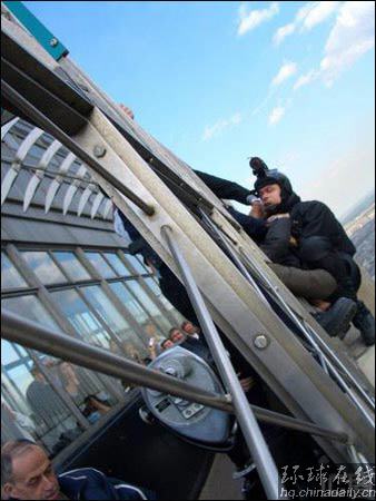 美主持人帝國(guó)大廈跳傘 游客以為是自殺
