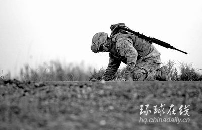 駐伊美軍打“民心戰(zhàn)”改變形象 敲門入室民眾驚訝