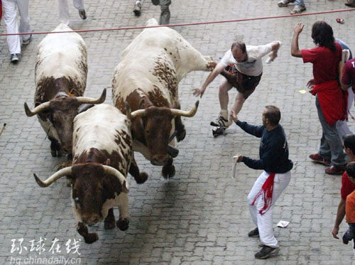 西班牙奔牛節(jié)六人受傷 其中一人終身癱瘓(多圖)