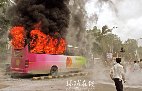 印度孟買發(fā)生騷亂 右翼政黨襲擊警局(圖)