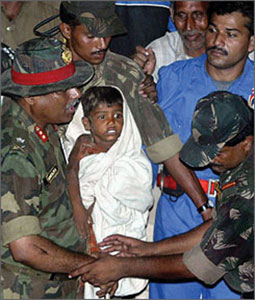 印男孩被困深井50小時 獲救過程全國直播