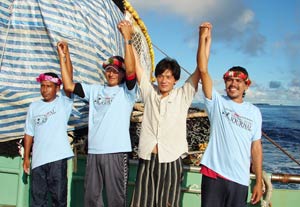 英雄抑或食人魔、走私犯？墨漂流獲救漁民喜憂參半