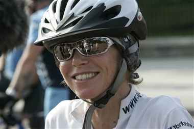 英國癌癥女騎自行車穿越美國 籌款百萬幫助他人