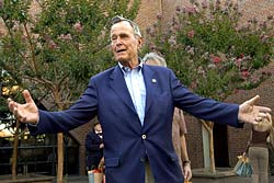 布什妹妹出書講述家族內(nèi)幕 老布什稱兒子總統(tǒng)先生