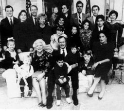 布什妹妹出書講述家族內(nèi)幕 老布什稱兒子總統(tǒng)先生