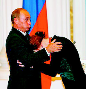 普京頒發(fā)獎(jiǎng)?wù)聲r(shí)遭女演員緊緊抱住 表情痛苦