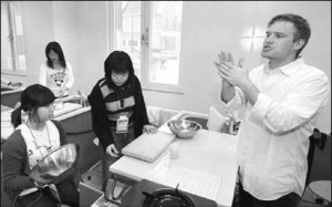 英語(yǔ)熱招來(lái)“入室狼” 韓國(guó)清理外教隊(duì)伍