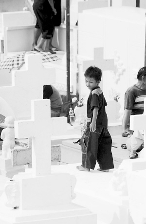 菲律賓5萬窮人住在墓地 寧與死人為伍不進貧民窟