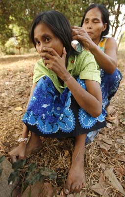 柬埔寨叢林女子艱難回歸人類 身份之謎仍未解