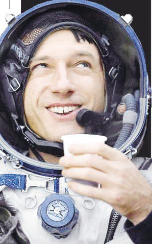 滴水值千金 美國(guó)宇航員2008年不喝水改喝“尿”
