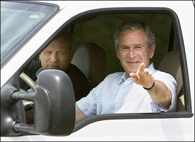 布什自己農(nóng)場(chǎng)穿牛仔褲牛仔靴迎接北約秘書長(zhǎng)(圖)