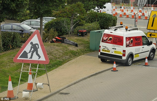 英國(guó)電工戶(hù)外作業(yè)臨街大睡 無(wú)奈被主管抓現(xiàn)行