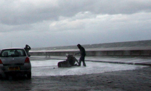 英國(guó)夫妻和寶寶海邊散步險(xiǎn)被巨浪吞噬