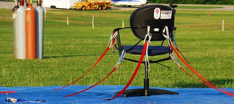 美國冒險(xiǎn)家用55個(gè)氣球制作飛天椅 最高升到4500米