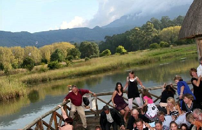 南非婚禮現(xiàn)場露臺坍塌 80名賓客成落湯雞