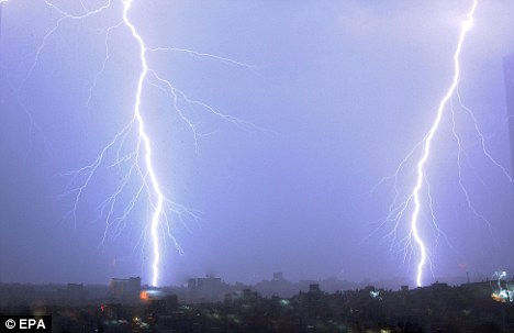 尼泊爾天空現(xiàn)奇觀:同一地點(diǎn)兩道閃電
